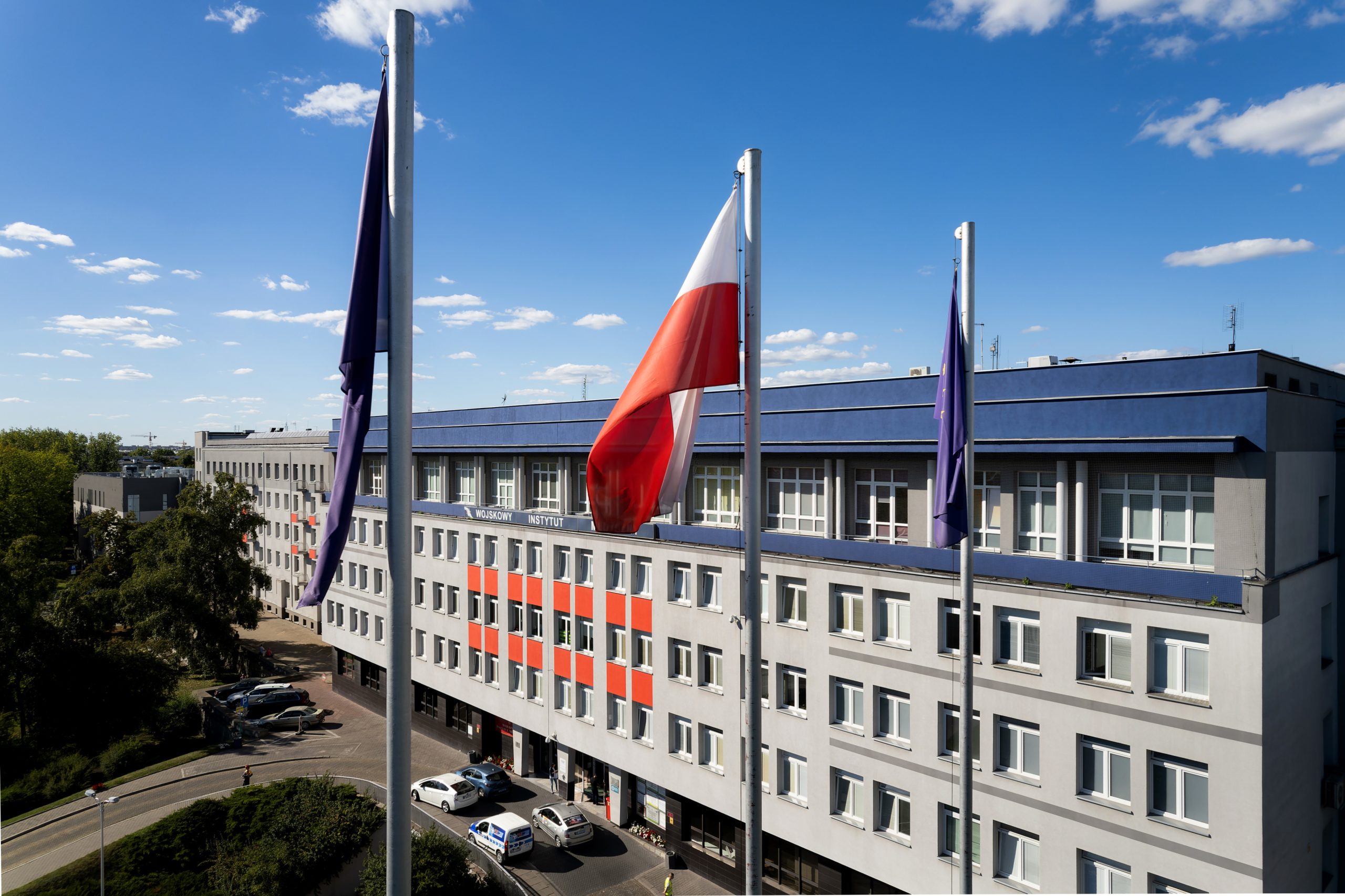 Budynek Wojskowego Instytutu Medycznego w którym mieści się Klinika Chirurgii Naczyniowej i Endowaskularnej.