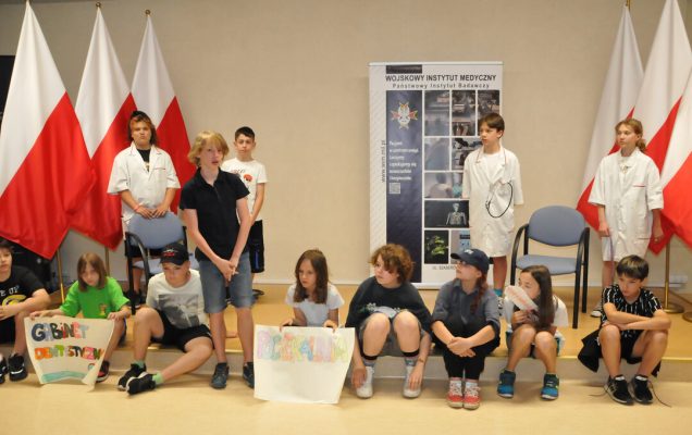 Dzień Dziecka w Wojskowym Instytucie Medycznym uczniowie ze szkoły 374