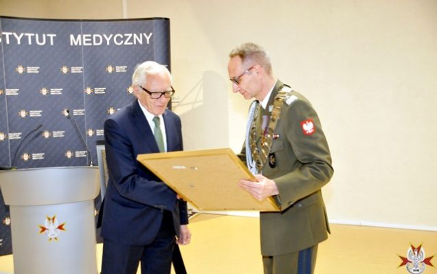 Grzegorz Gielerak wręcza nagrodę szpitala ujazdowskiego Witoldowi Rużyłło