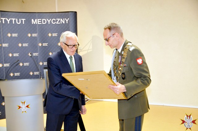 Grzegorz Gielerak wręcza nagrodę szpitala ujazdowskiego Witoldowi Rużyłło