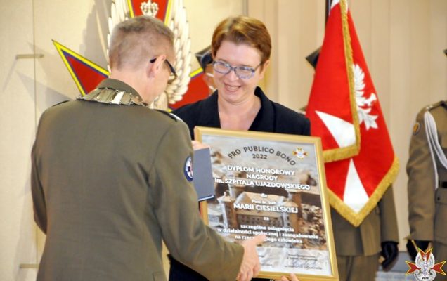 Maria Ciesielska laureatka nagrody szpitala ujazdowskiego 2022 odbiera nagrodę od Dyrektora WIM