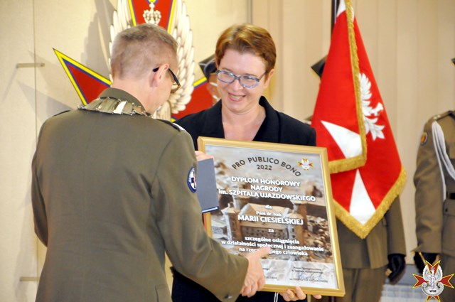 Maria Ciesielska laureatka nagrody szpitala ujazdowskiego 2022 odbiera nagrodę od Dyrektora WIM