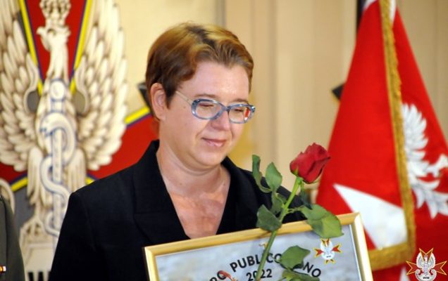 Maria Ciesielska z nagrodą i różą w rękach