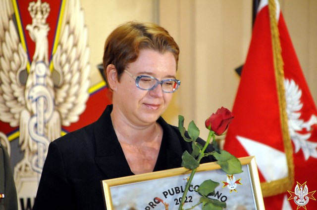 Maria Ciesielska z nagrodą i różą w rękach