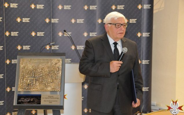 Stanisław Ilnicki laureat nagrody szpitala ujazdowskiego z mikrofonem