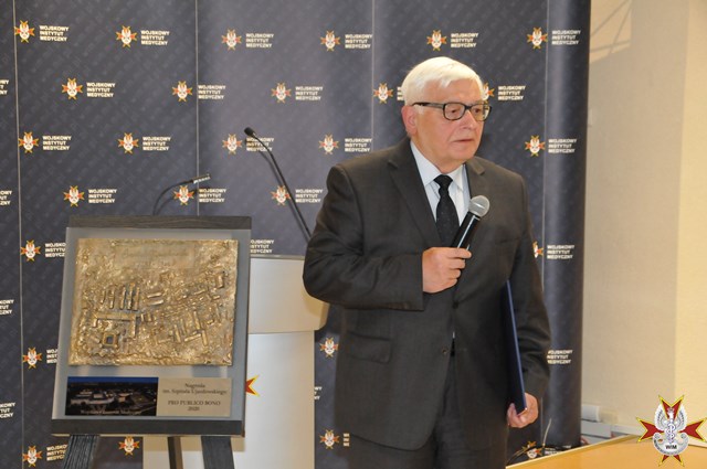 Stanisław Ilnicki laureat nagrody szpitala ujazdowskiego z mikrofonem