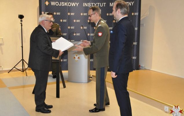 Stanisław Ilnicki otrzymuje nagrodę od Dyrektora WIM
