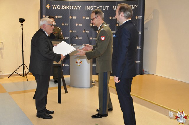 Stanisław Ilnicki otrzymuje nagrodę od Dyrektora WIM