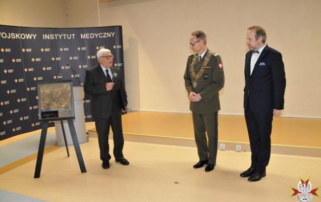 Stanisław Ilnicki przemawia z mikrofonem