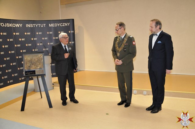 Stanisław Ilnicki przemawia z mikrofonem
