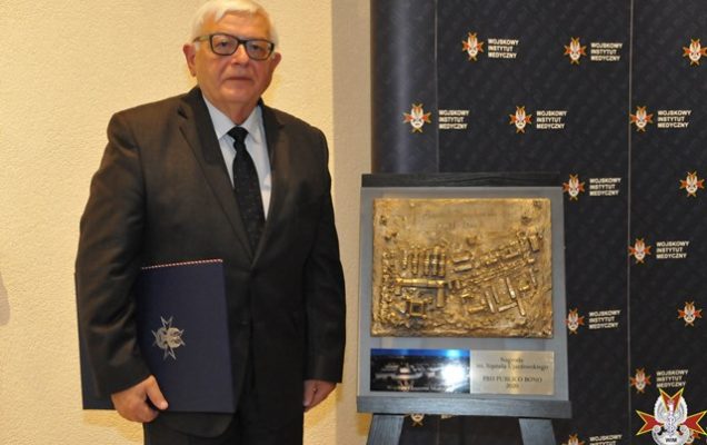 Stanisław Ilnicki obok nagrody szpitala ujazdowskiego