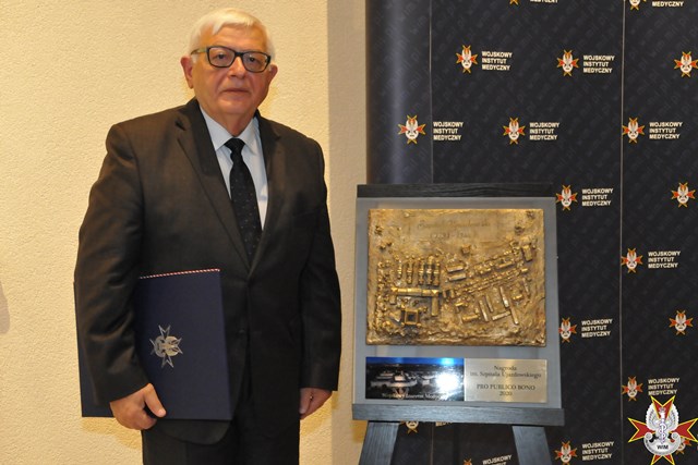 Stanisław Ilnicki obok nagrody szpitala ujazdowskiego