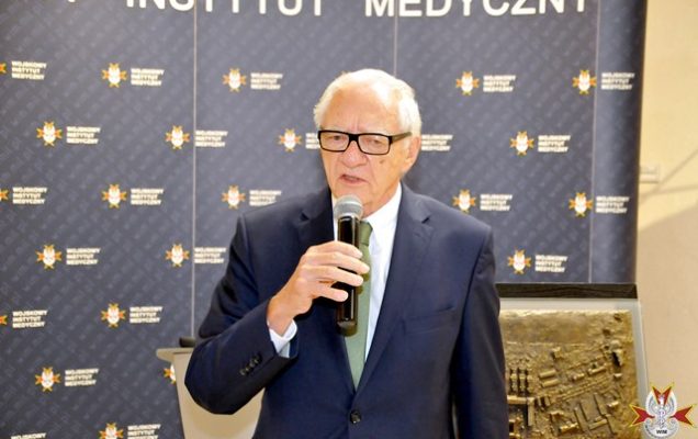Witold Rużyłło laureat 3 edycji nagrody szpitala ujazdowskiego z mikrofonem