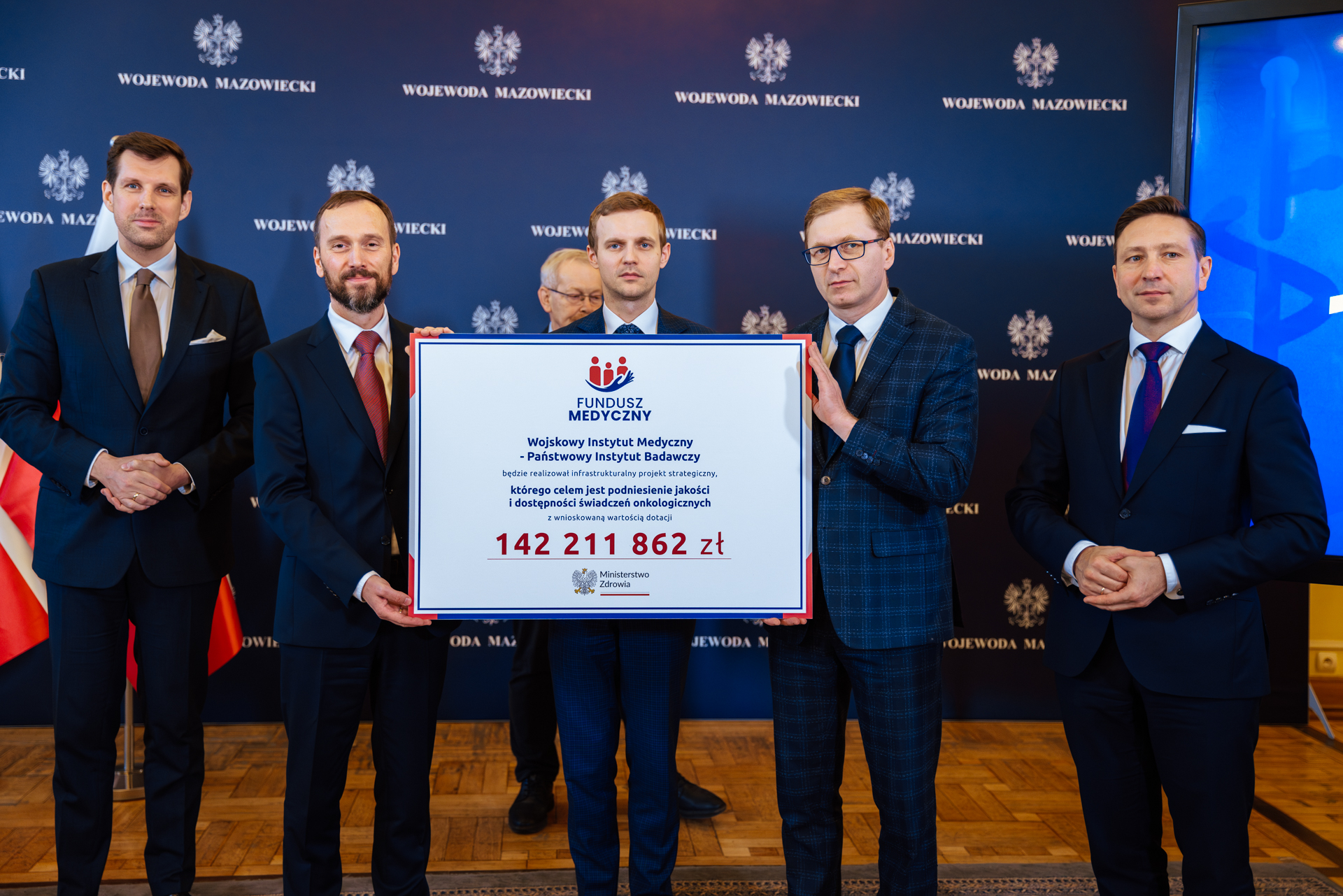 Rekordowe dofinansowanie dla WIM-PIB w zakresie onkologii, czek dla WIM - PIB