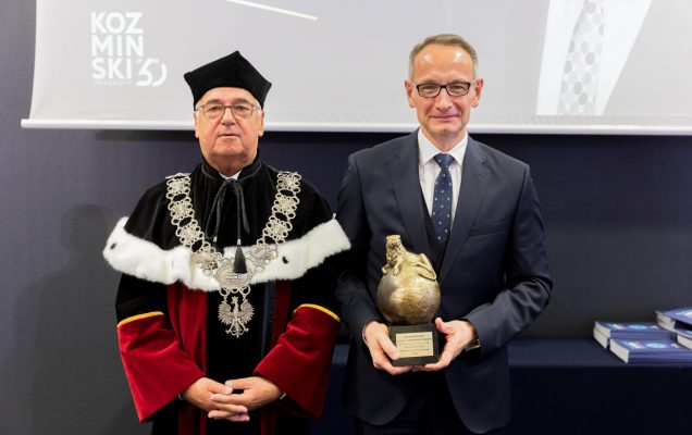 Dyrektor WIM-PIB Grzegorz Gielerak z nagrodą Lwy Koźmińskiego