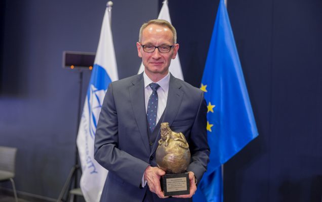 Dyrektor WIM-PIB Grzegorz Gielerak z nagrodą Lwy Koźmińskiego