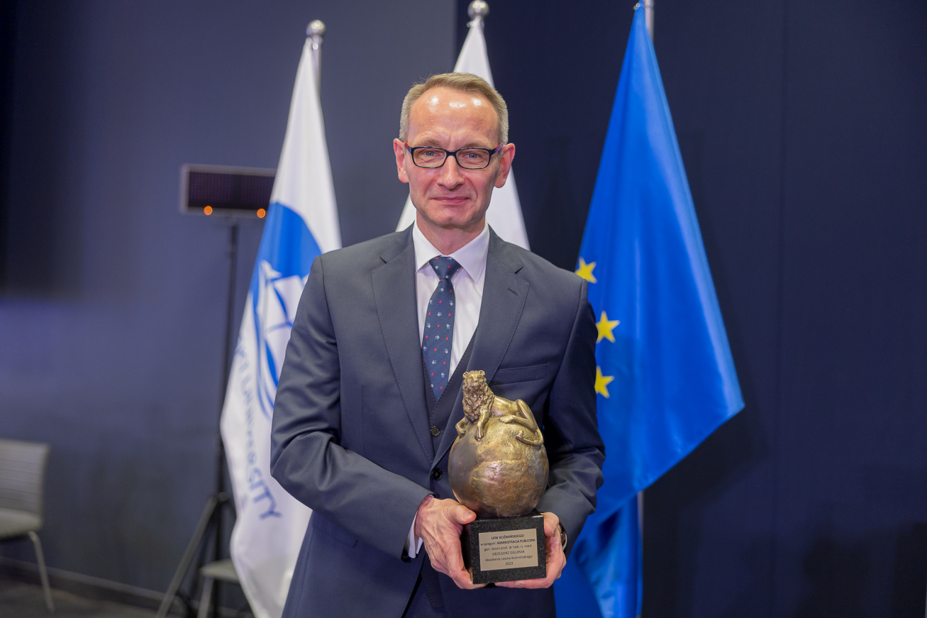 Dyrektor WIM-PIB Grzegorz Gielerak z nagrodą Lwy Koźmińskiego