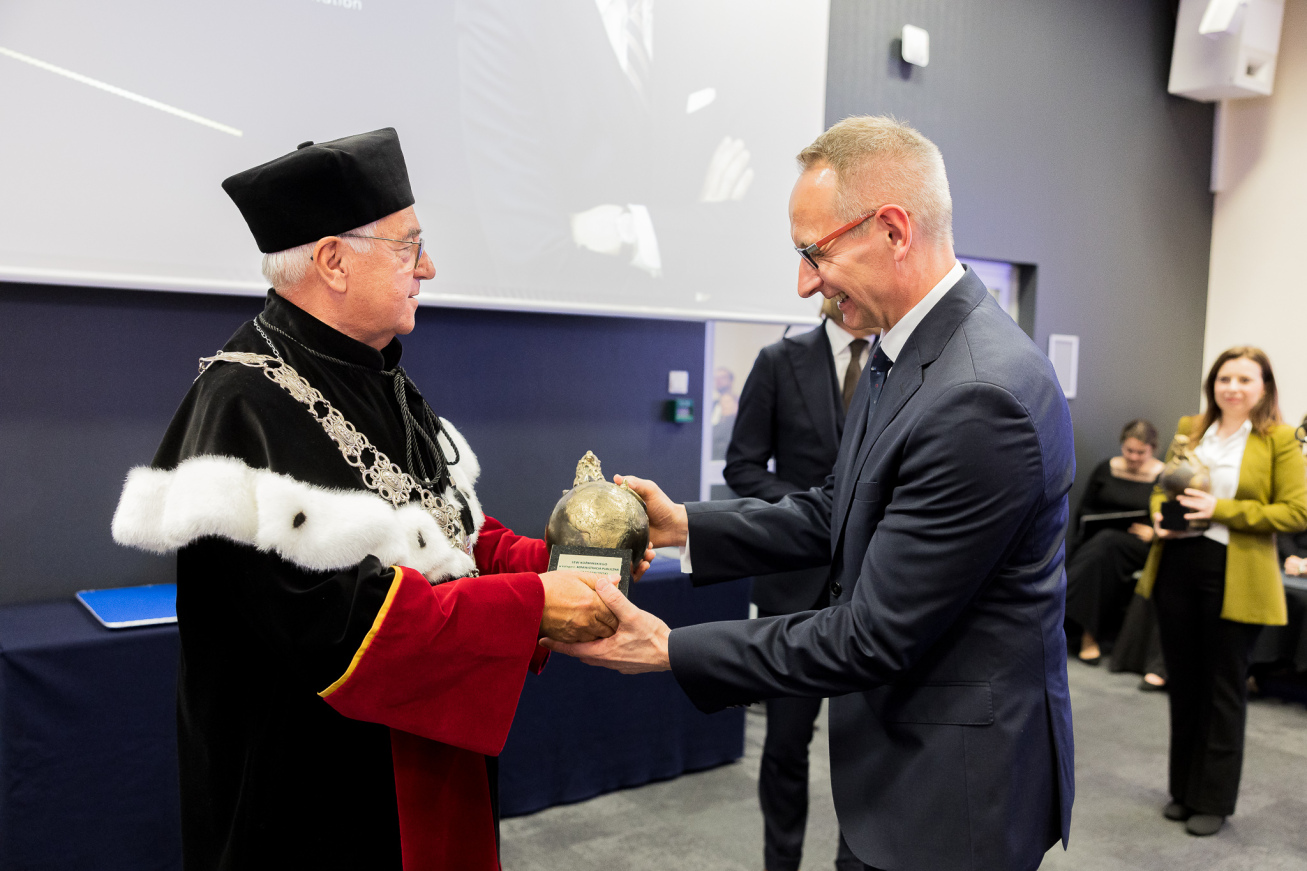 Dyrektor WIM-PIB Grzegorz Gielerak odbiera nagrodę Lwy Koźmińskiego