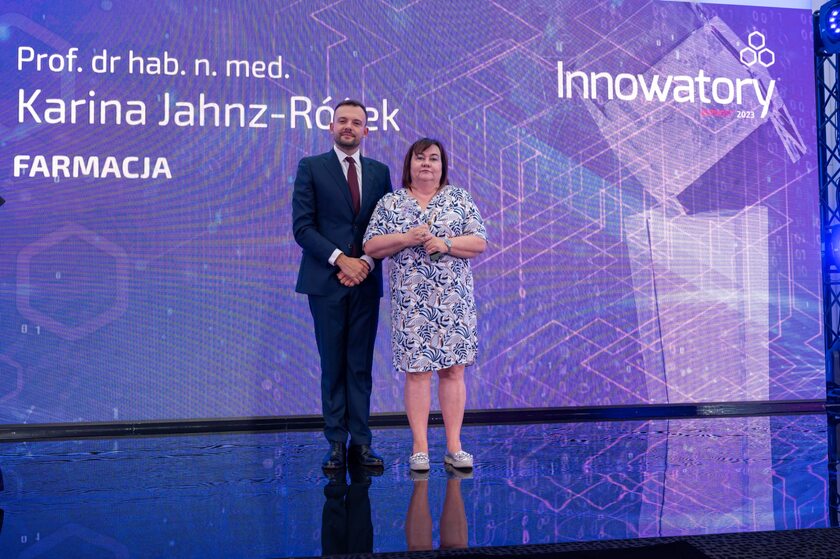 Karina Jahnz - Różyk odbiera nagrodę Innowatory wprost 2023
