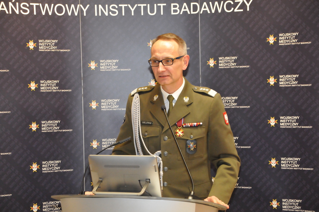 Czek na utworzenie RCMC. Dyrektor WIM przy mównicy.