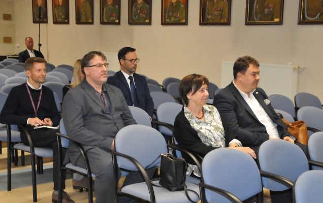 Prezes ABM przekazał na ręce Dyrektora WIM-PIB i Rektora UW czek na utworzenie RCMC. Uczestnicy słuchają wykładu.