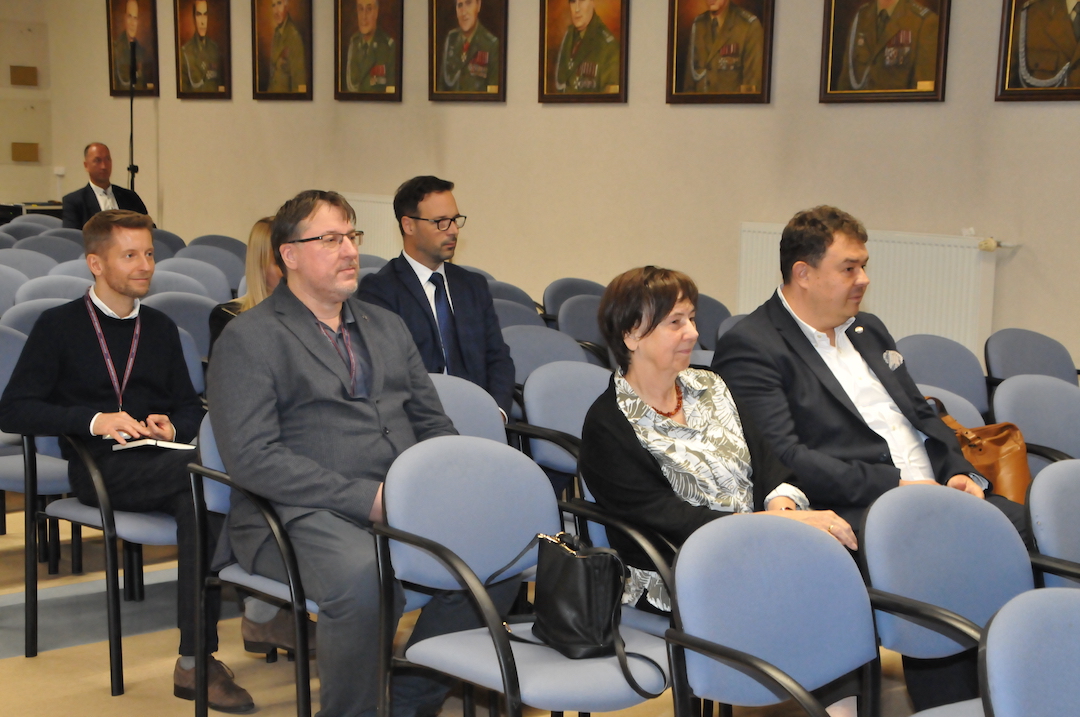 Prezes ABM przekazał na ręce Dyrektora WIM-PIB i Rektora UW czek na utworzenie RCMC. Uczestnicy słuchają wykładu.