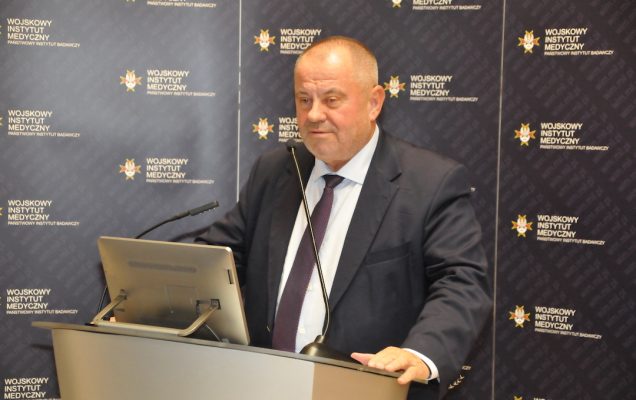 Czek na utworzenie RCMC. Rektor UW przy mównicy.