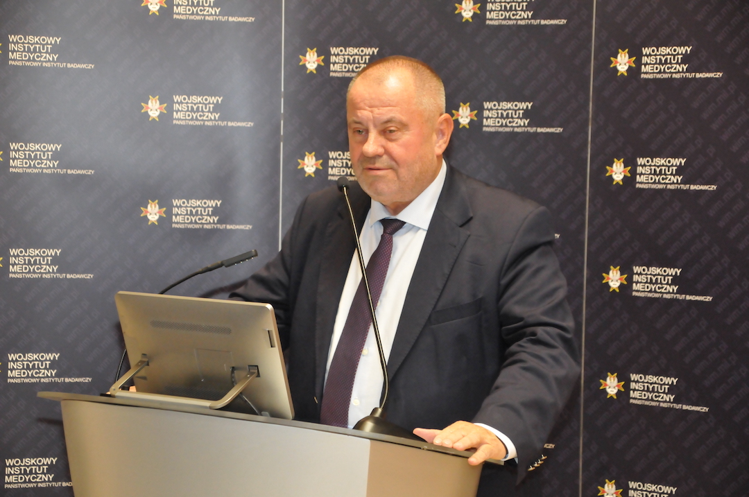 Czek na utworzenie RCMC. Rektor UW przy mównicy.