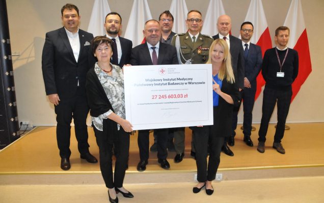 Wszyscy uczestnicy spotkania z czekiem dla WIM - PIB