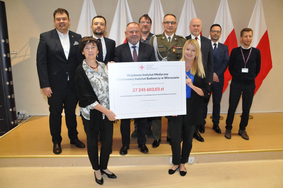 Wszyscy uczestnicy spotkania z czekiem dla WIM - PIB