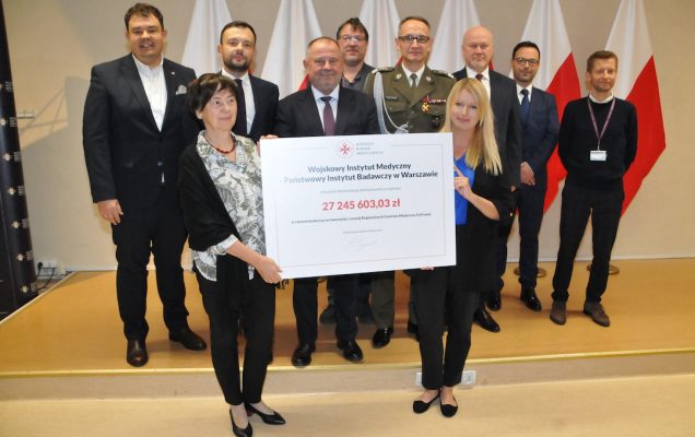 Wszyscy uczestnicy spotkania z czekiem dla WIM - PIB