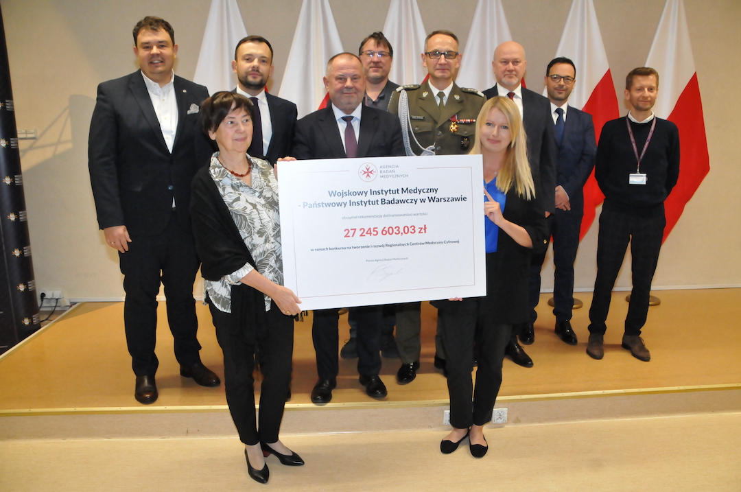 Wszyscy uczestnicy spotkania z czekiem dla WIM - PIB