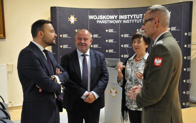 Czek na utworzenie RCMC. Uczestnicy spotkania rozmawiają.