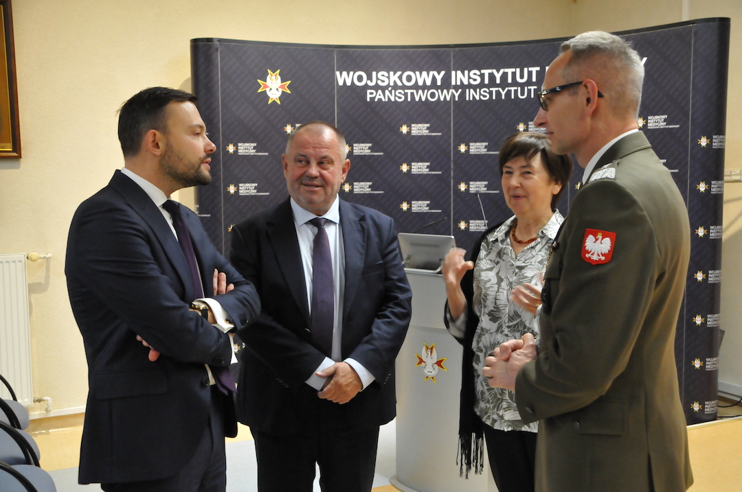 Czek na utworzenie RCMC. Uczestnicy spotkania rozmawiają.