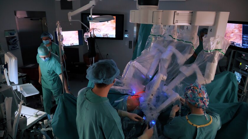 Operacja wykonywana za pomocą robota chirurgicznego.