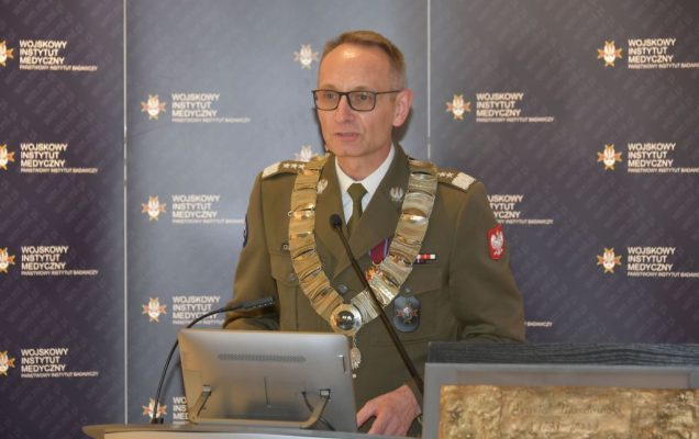 Rozpoczęcie roku akademickiego przez Dyrektora WIM w wojskowym instytucie medycznym. Grzegorz Gielerak przy mównicy.