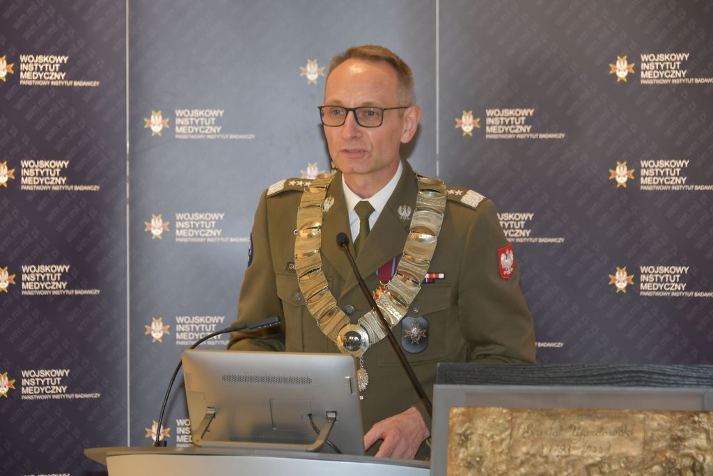 Rozpoczęcie roku akademickiego przez Dyrektora WIM w wojskowym instytucie medycznym. Grzegorz Gielerak przy mównicy.