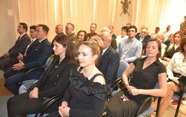 Rozpoczęcie roku akademickiego w wojskowym instytucie medycznym. Uczestnicy słuchają uważnie wykładu.