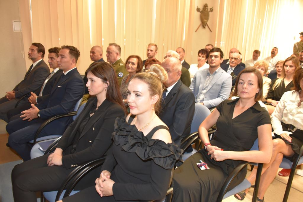 Rozpoczęcie roku akademickiego w wojskowym instytucie medycznym. Uczestnicy słuchają uważnie wykładu.