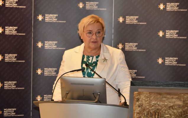Rozpoczęcie roku akademickiego przez Dyrektora WIM w wojskowym instytucie medycznym. Prelegentka przy mównicy.
