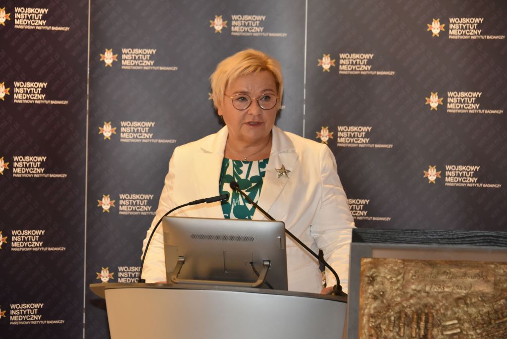 Rozpoczęcie roku akademickiego przez Dyrektora WIM w wojskowym instytucie medycznym. Prelegentka przy mównicy.