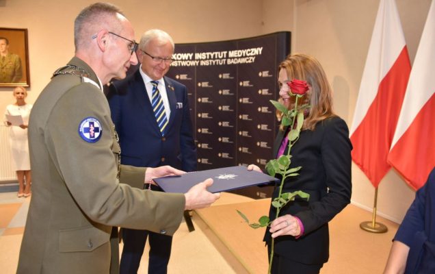 Rozpoczęcie roku akademickiego w wojskowym instytucie medycznym. Dyrektor WIM rozdaje dyplomy.
