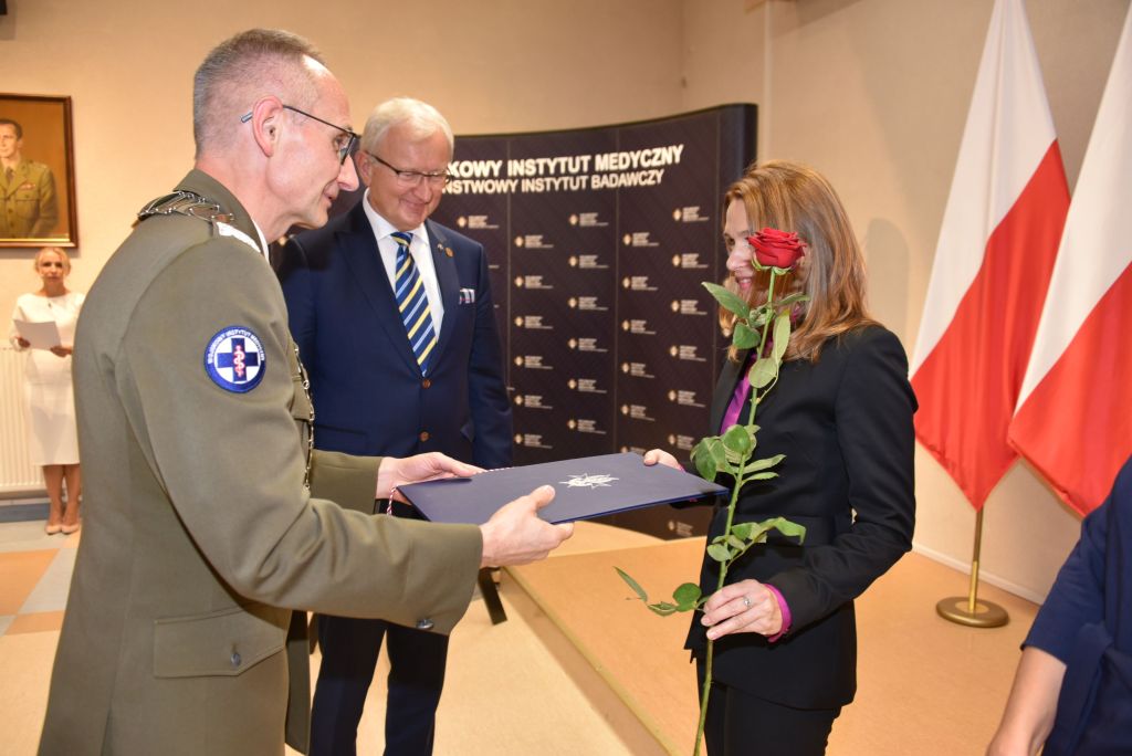 Rozpoczęcie roku akademickiego w wojskowym instytucie medycznym. Dyrektor WIM rozdaje dyplomy.