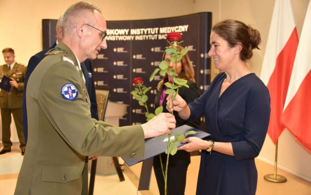Rozpoczęcie roku akademickiego w wojskowym instytucie medycznym. Dyrektor WIM rozdaje dyplomy.