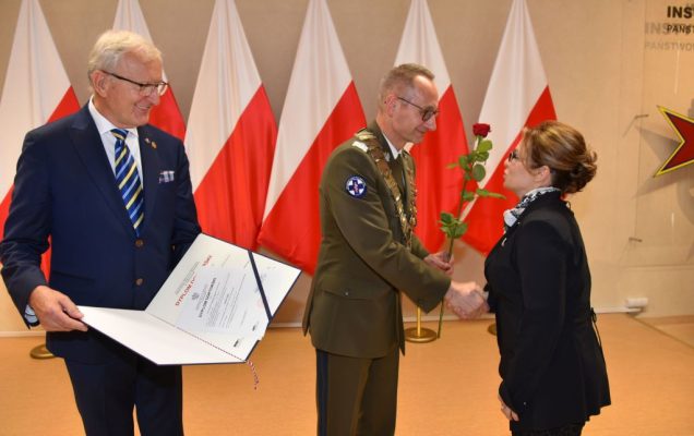 Rozpoczęcie roku akademickiego w wojskowym instytucie medycznym. Dyrektor WIM rozdaje dyplomy.
