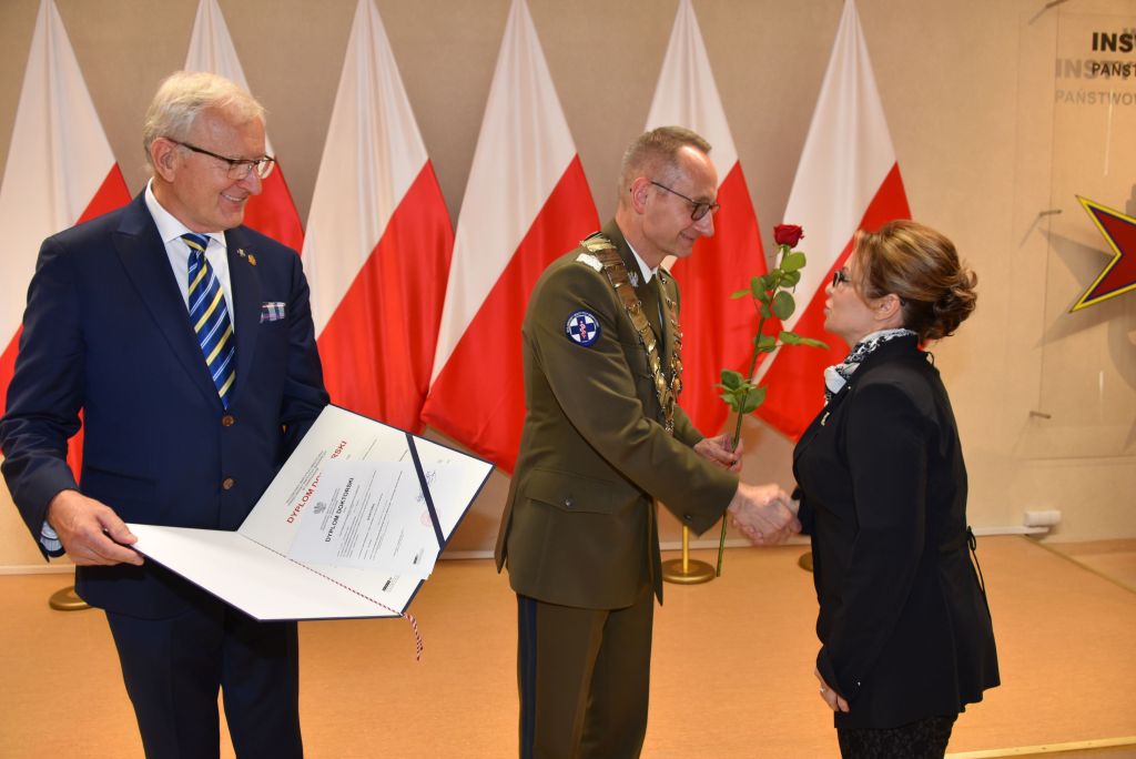 Rozpoczęcie roku akademickiego w wojskowym instytucie medycznym. Dyrektor WIM rozdaje dyplomy.