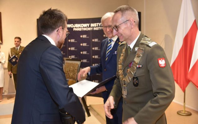 Rozpoczęcie roku akademickiego w wojskowym instytucie medycznym. Dyrektor WIM rozdaje dyplomy.