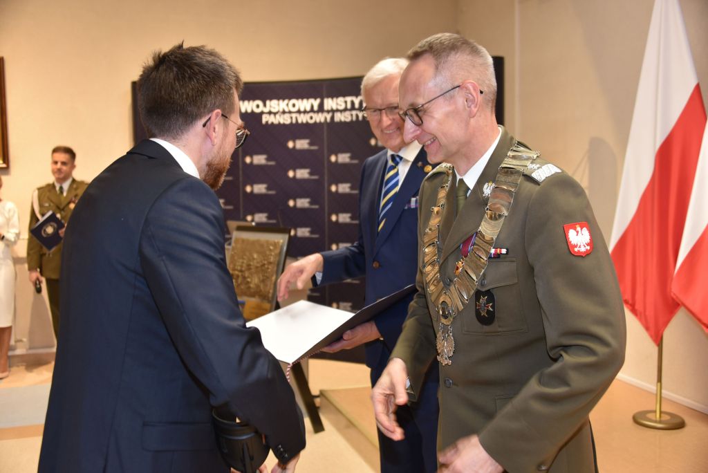 Rozpoczęcie roku akademickiego w wojskowym instytucie medycznym. Dyrektor WIM rozdaje dyplomy.