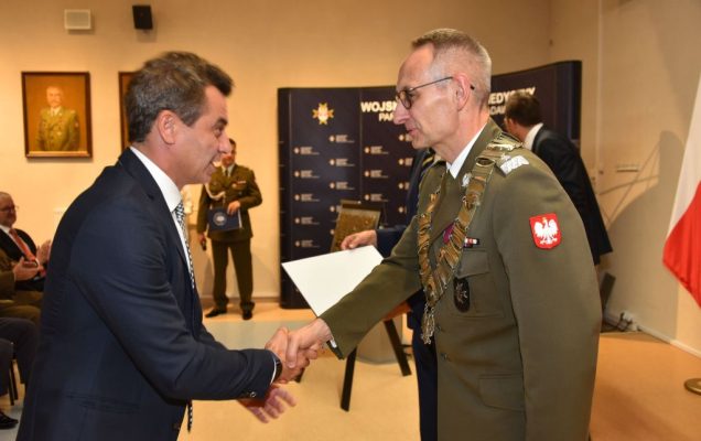 Rozpoczęcie roku akademickiego w wojskowym instytucie medycznym. Dyrektor WIM rozdaje dyplomy.