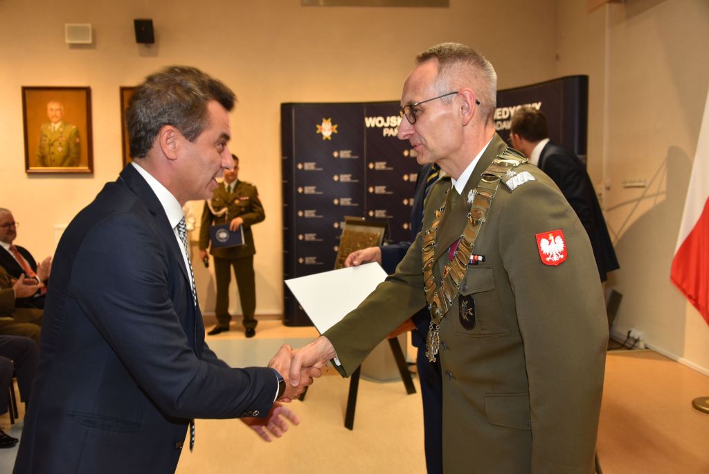Rozpoczęcie roku akademickiego w wojskowym instytucie medycznym. Dyrektor WIM rozdaje dyplomy.